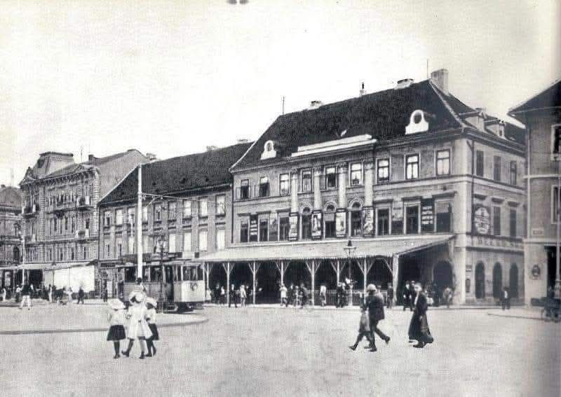 Trg bana Jelačića 1912. Hotel Milinov je izgrađen 1929. godine na mjestu gdje je do tada stajala kuća trgovca Pavla Hatza u kojoj se nalazila Velika kavana